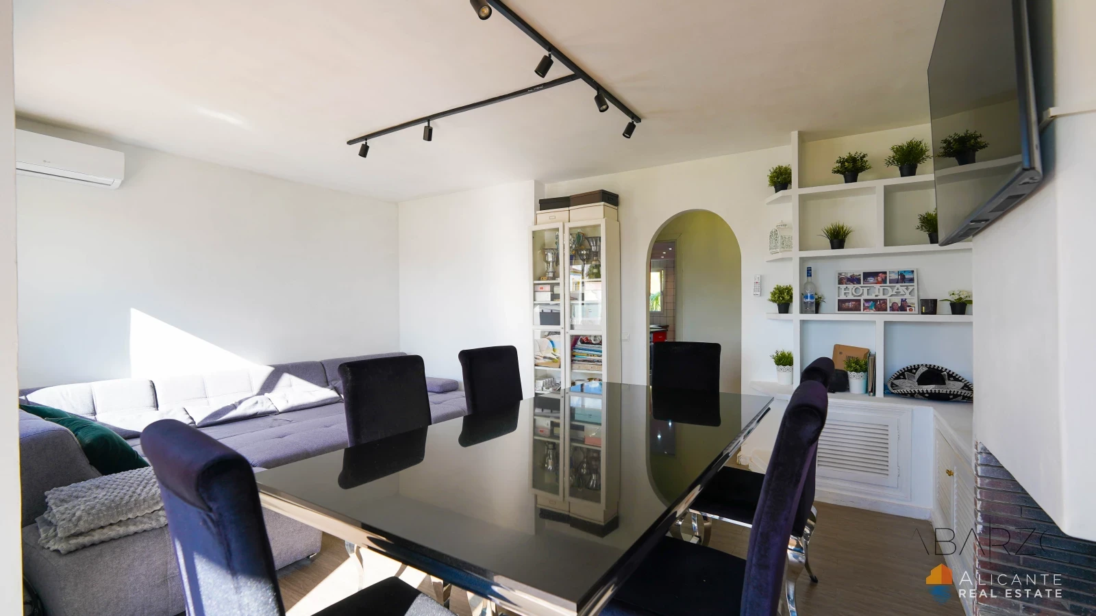 Renovated 2-Bedroom Apartment Near Estepona with Terrace and Sea Views — interior, New Golden Mile, Estepona (6 of 32)