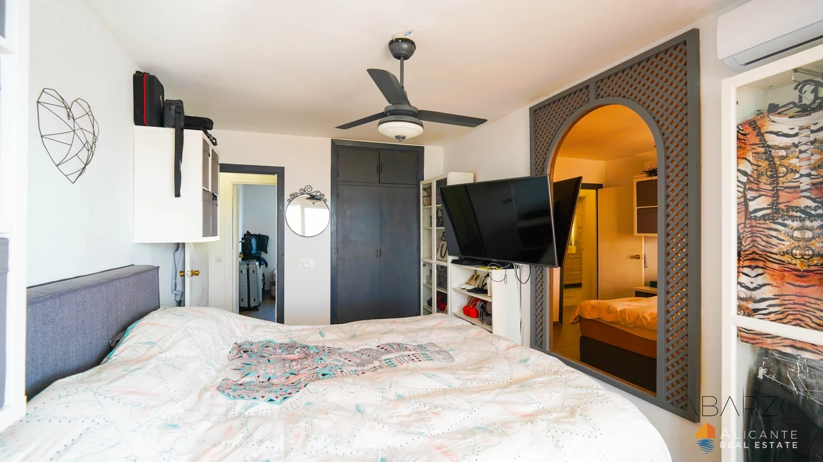 Renovated 2-Bedroom Apartment Near Estepona with Terrace and Sea Views — interior, New Golden Mile, Estepona (15 of 32)