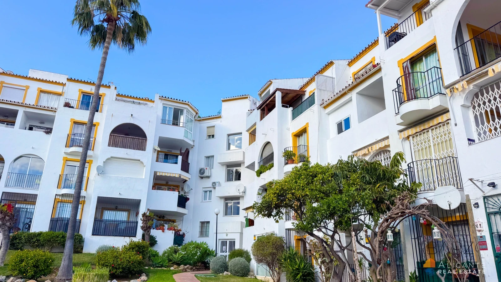 Renovated 2-Bedroom Apartment Near Estepona with Terrace and Sea Views — interior, New Golden Mile, Estepona (5 of 32)