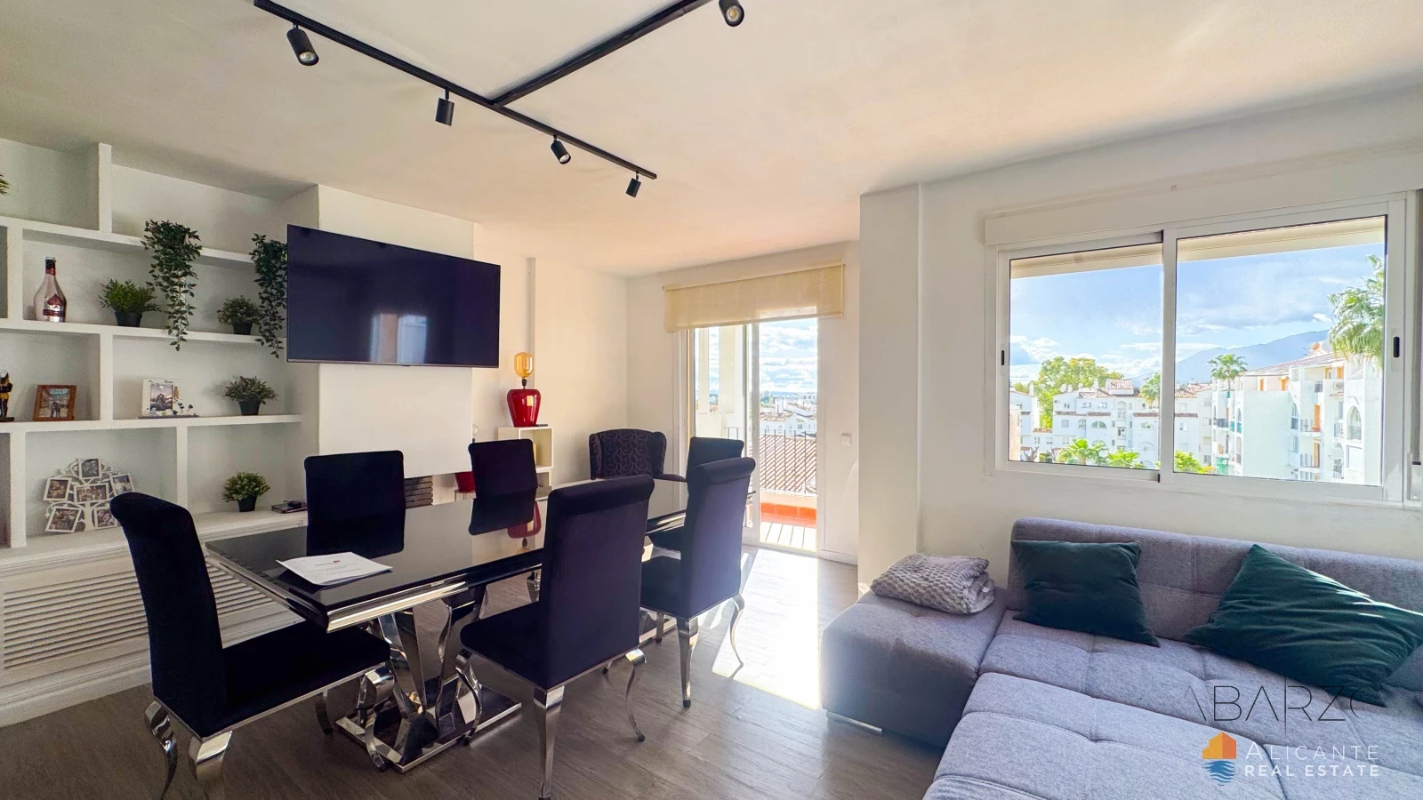 Renovated 2-Bedroom Apartment Near Estepona with Terrace and Sea Views — interior, New Golden Mile, Estepona (7 of 32)