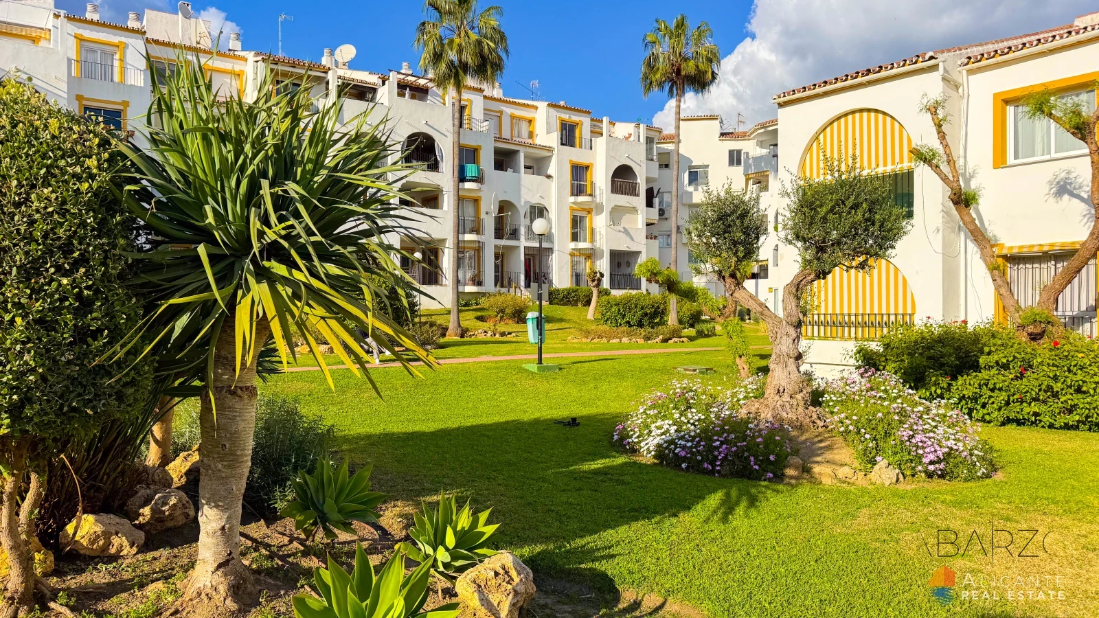 Renovated 2-Bedroom Apartment Near Estepona with Terrace and Sea Views — interior, New Golden Mile, Estepona (25 of 32)