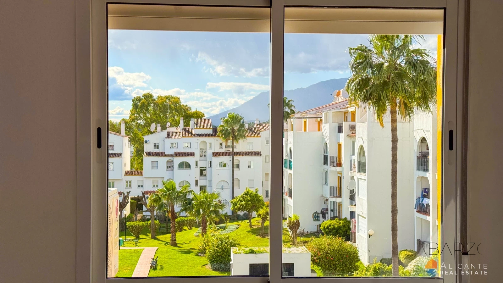 Renovated 2-Bedroom Apartment Near Estepona with Terrace and Sea Views — interior, New Golden Mile, Estepona (22 of 32)