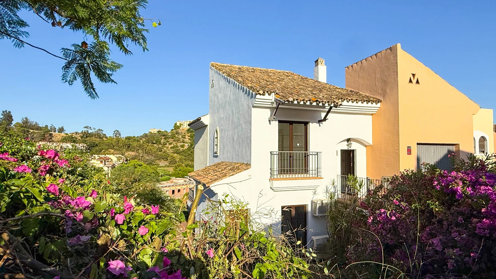 Elegant townhouse in Los Almendros, Los Arqueros Golf with terraces and private gardens — interior, Los Arqueros, Benahavís (6 of 18)