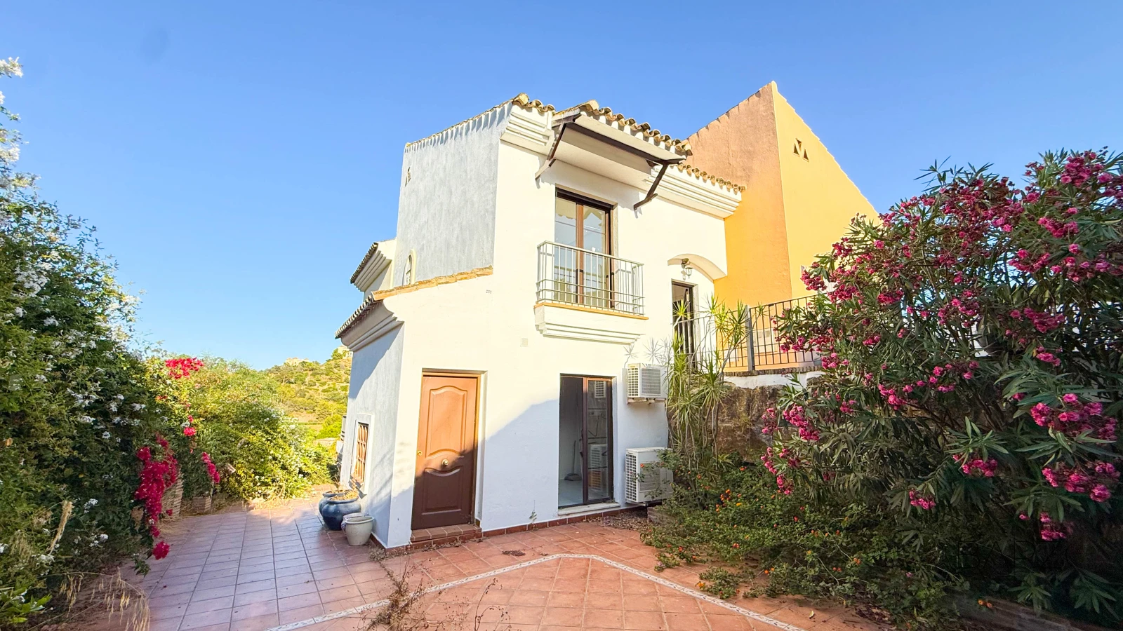 Elegant townhouse in Los Almendros, Los Arqueros Golf with terraces and private gardens — interior, Los Arqueros, Benahavís (4 of 18)