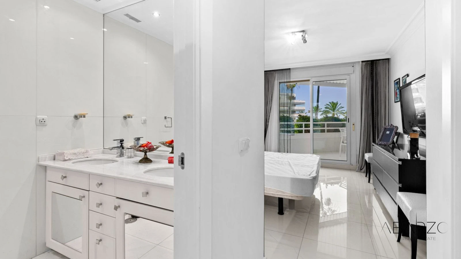 Frontline Beach Apartment in Marbella Golden Mile with Sea Views and 4 Bedrooms — interior, Golden Mile, Marbella (28 of 49)