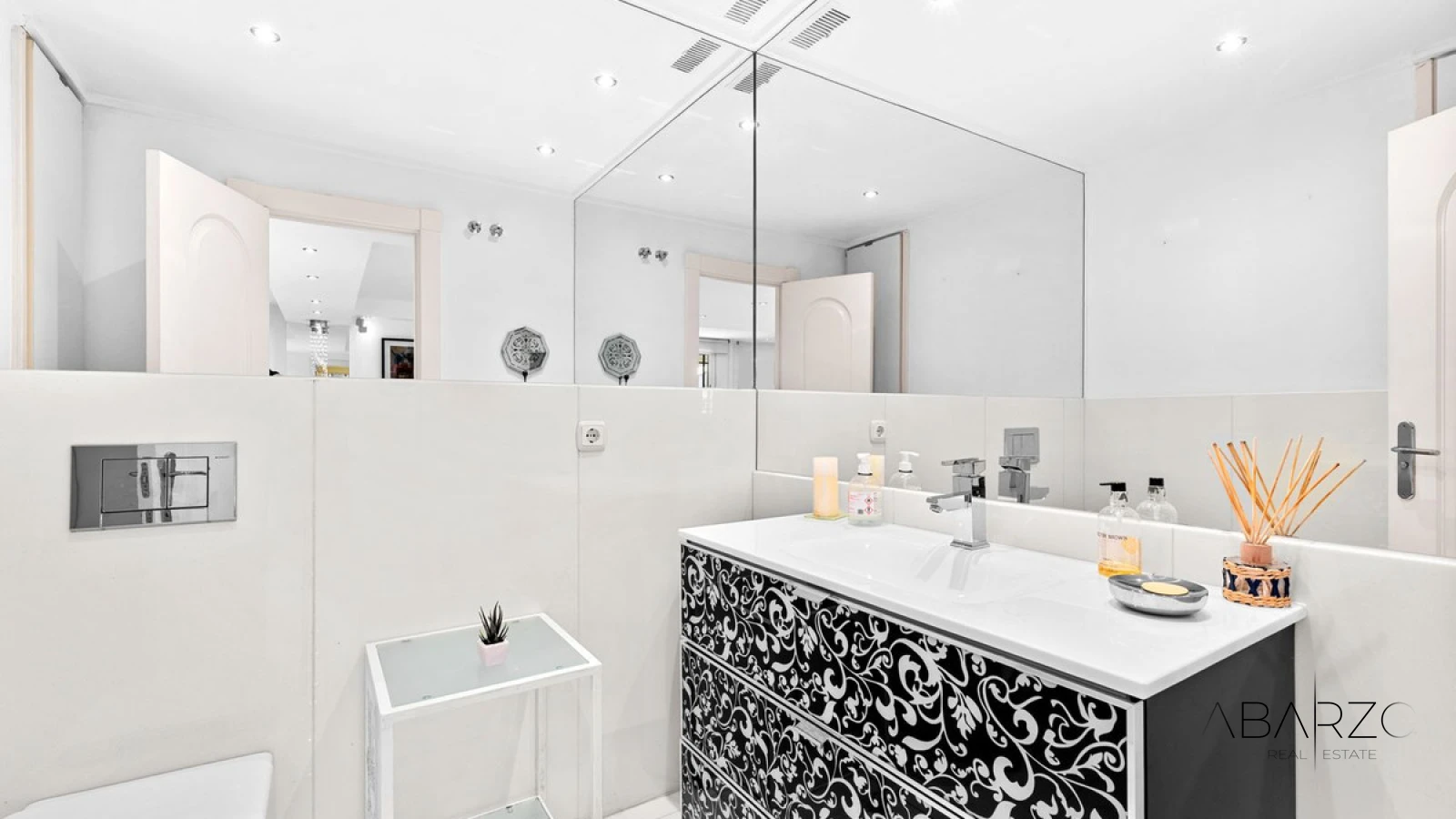 Frontline Beach Apartment in Marbella Golden Mile with Sea Views and 4 Bedrooms — interior, Golden Mile, Marbella (13 of 49)