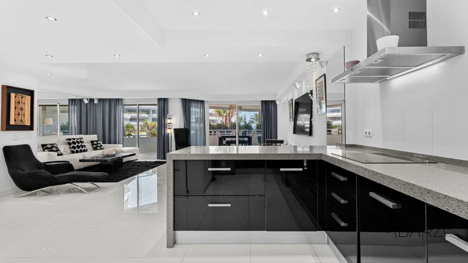 Frontline Beach Apartment in Marbella Golden Mile with Sea Views and 4 Bedrooms — interior, Golden Mile, Marbella (48 of 49)