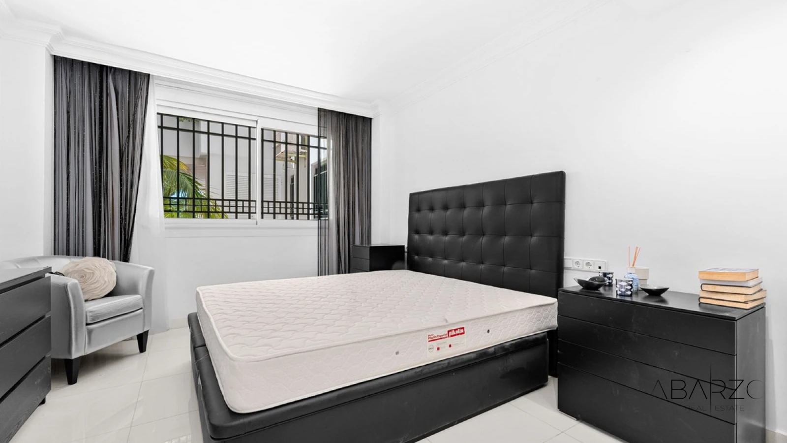 Frontline Beach Apartment in Marbella Golden Mile with Sea Views and 4 Bedrooms — interior, Golden Mile, Marbella (10 of 49)