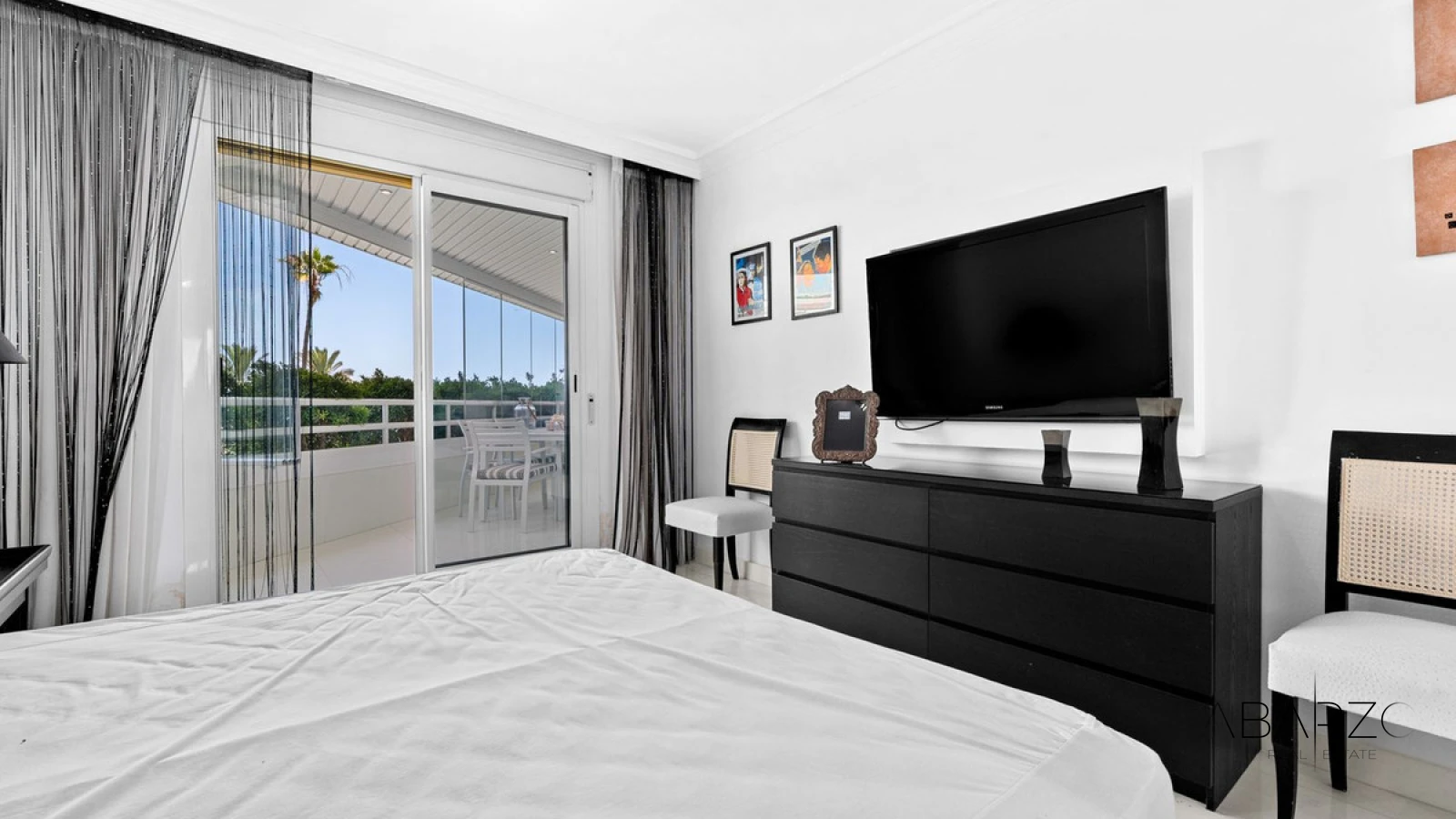 Frontline Beach Apartment in Marbella Golden Mile with Sea Views and 4 Bedrooms — interior, Golden Mile, Marbella (33 of 49)