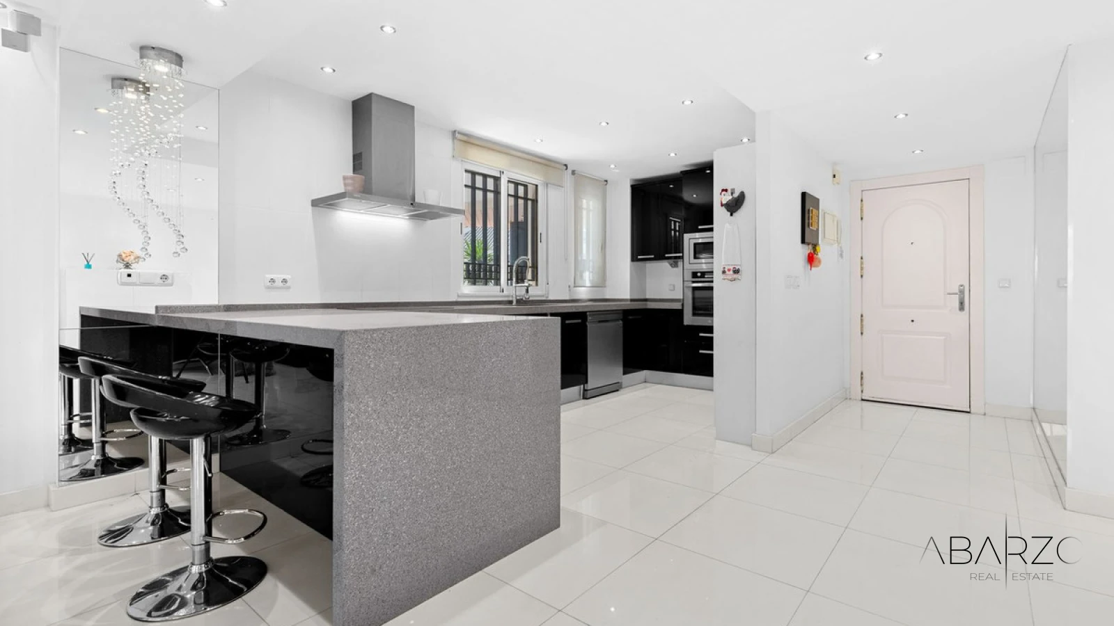 Frontline Beach Apartment in Marbella Golden Mile with Sea Views and 4 Bedrooms — interior, Golden Mile, Marbella (44 of 49)