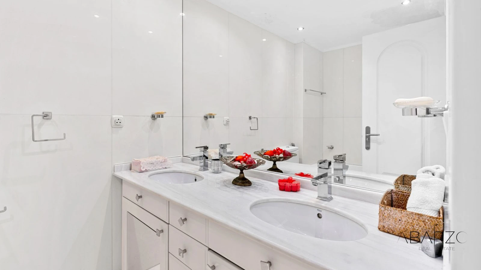 Frontline Beach Apartment in Marbella Golden Mile with Sea Views and 4 Bedrooms — interior, Golden Mile, Marbella (29 of 49)