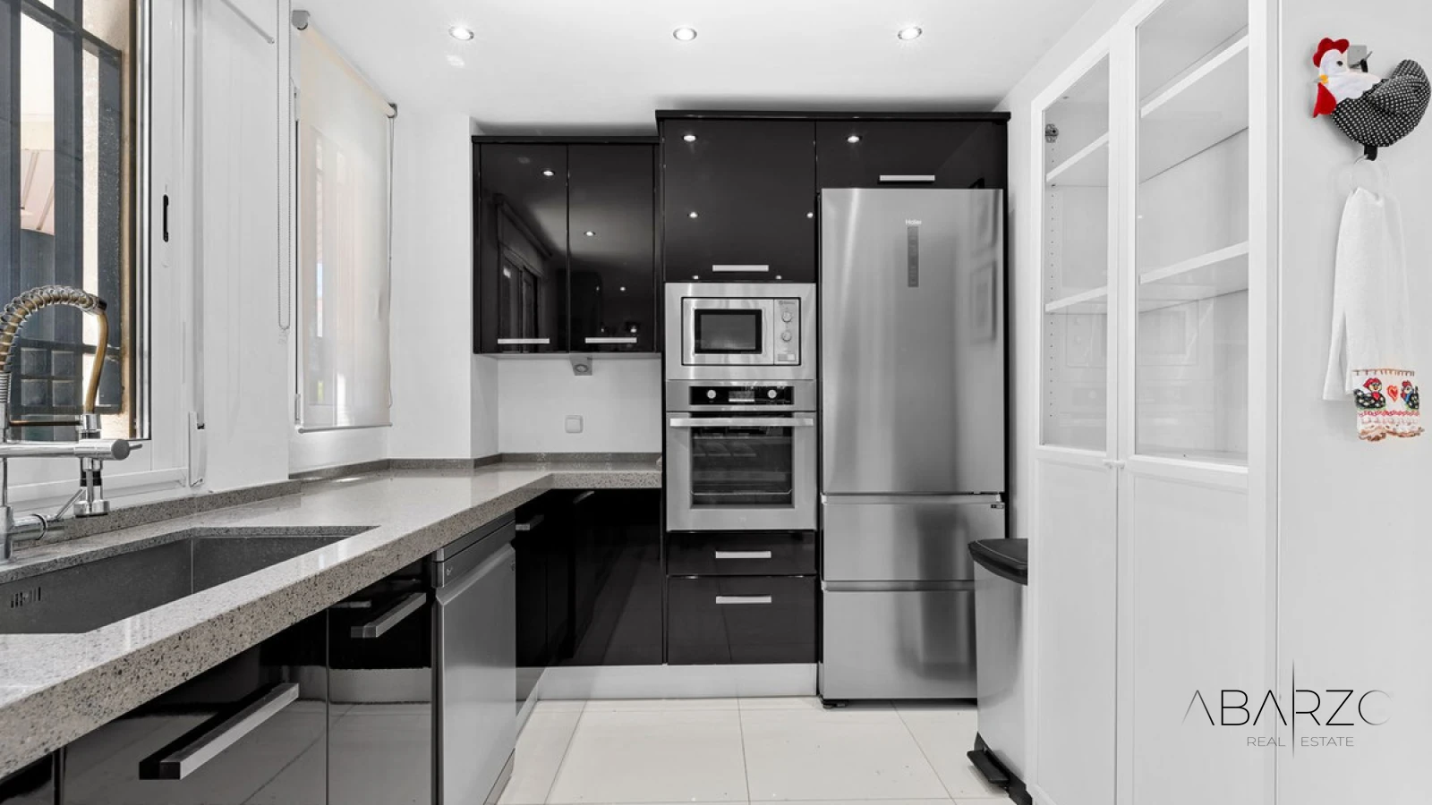 Frontline Beach Apartment in Marbella Golden Mile with Sea Views and 4 Bedrooms — interior, Golden Mile, Marbella (47 of 49)