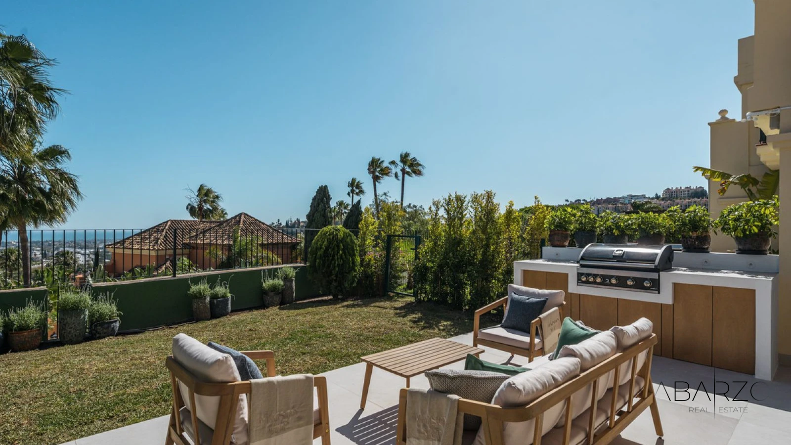 A renovated 3-level townhouse in La Quinta Hills, Benahavís with rooftop solarium and sea views — interior, La Quinta, Benahavís (2 of 32)