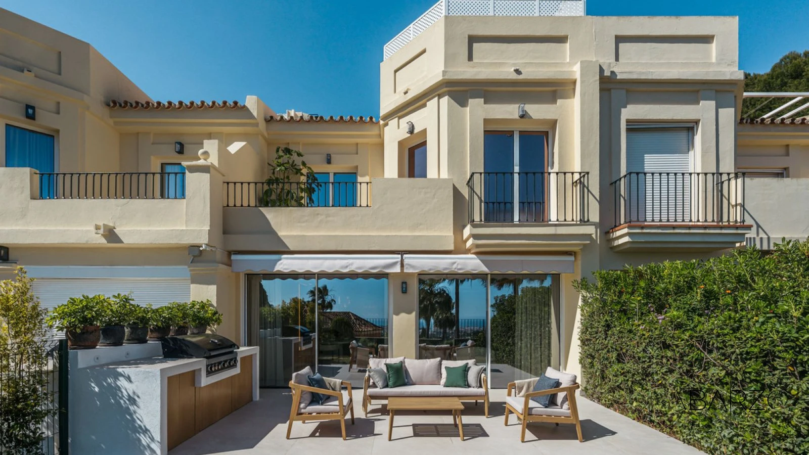A renovated 3-level townhouse in La Quinta Hills, Benahavís with rooftop solarium and sea views — luxury property for sale in La Quinta, Benahavís