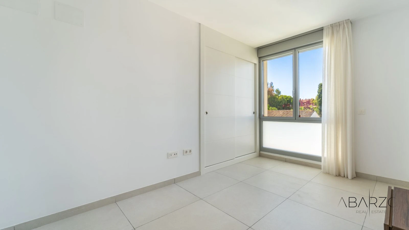 South-facing 3 Bedroom Apartment in Elviria with Sea Views and Pool — interior, Marbella East, Marbella (32 of 40)