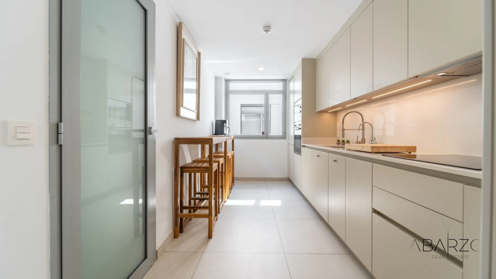South-facing 3 Bedroom Apartment in Elviria with Sea Views and Pool — interior, Marbella East, Marbella (23 of 40)