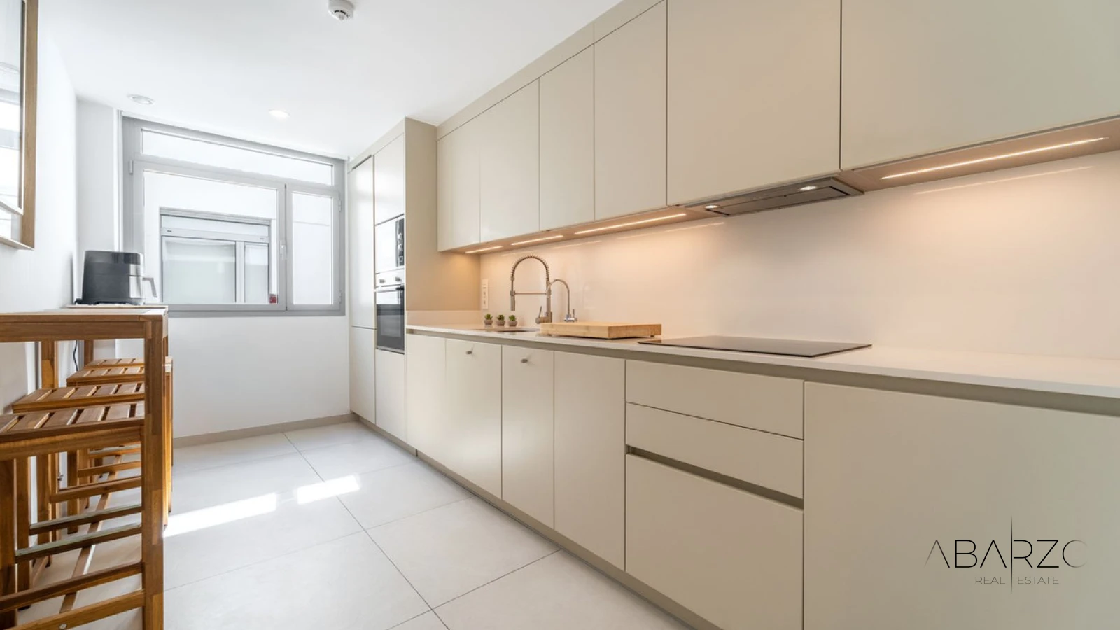 South-facing 3 Bedroom Apartment in Elviria with Sea Views and Pool — interior, Marbella East, Marbella (22 of 40)