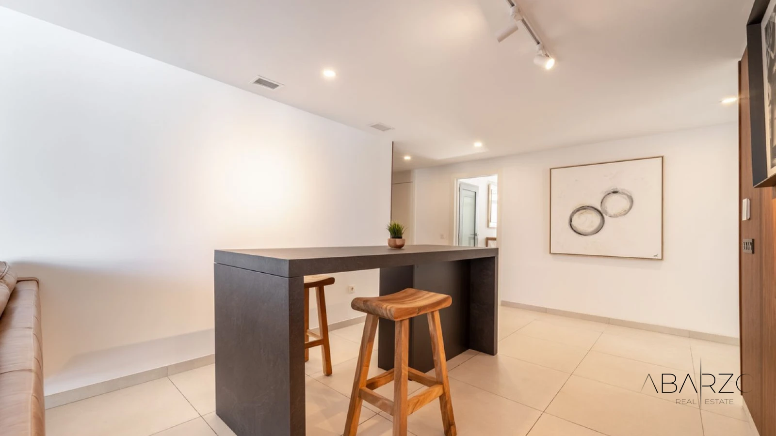 South-facing 3 Bedroom Apartment in Elviria with Sea Views and Pool — interior, Marbella East, Marbella (14 of 40)