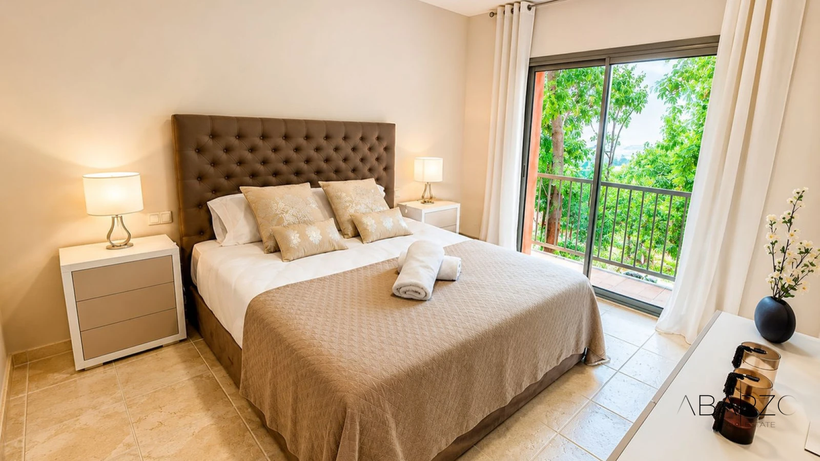 Corner apartment in Villa Padierna Golf Resort, Los Flamingos with sea and golf views — interior, Los Flamingos, Benahavís (5 of 12)