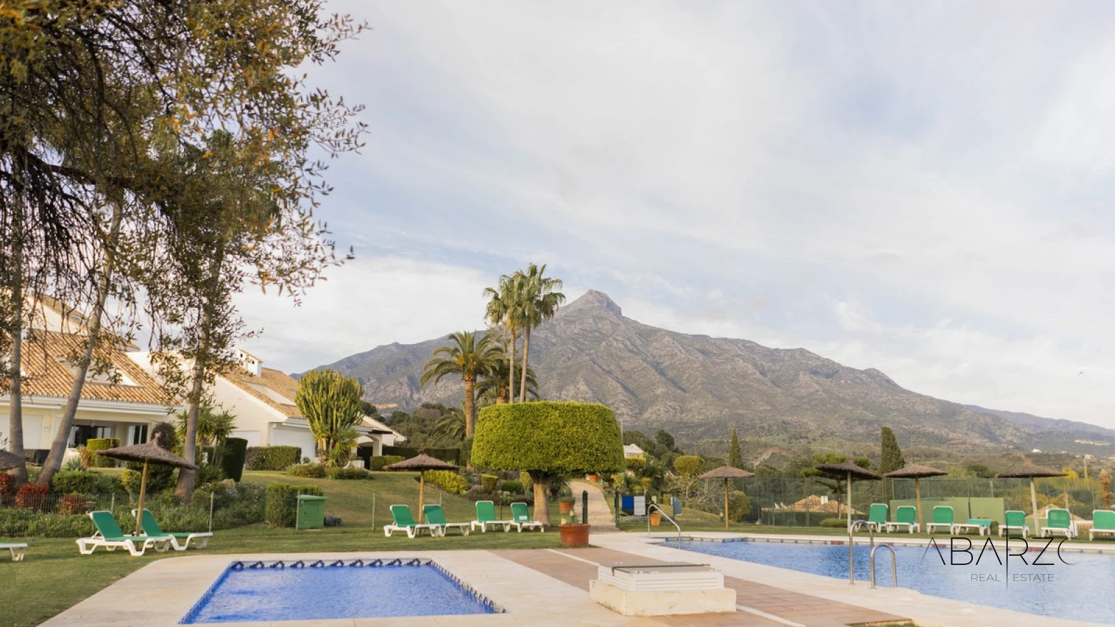 Elegant renovated townhouse in Aloha Marbella with rooftop solarium and terraces — luxury property for sale in Nueva Andalucía, Marbella
