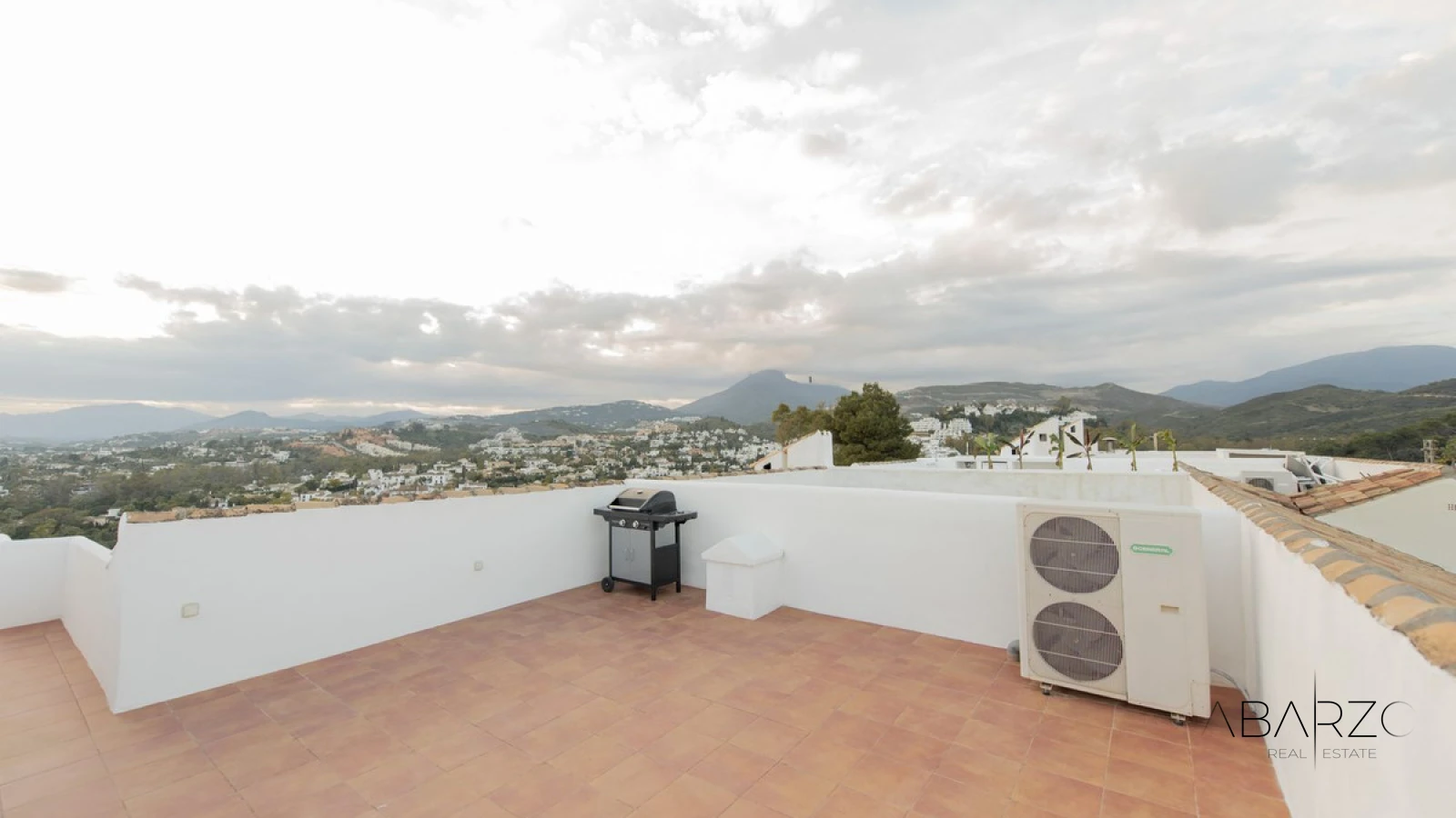 Elegant renovated townhouse in Aloha Marbella with rooftop solarium and terraces — interior, Nueva Andalucía, Marbella (34 of 49)