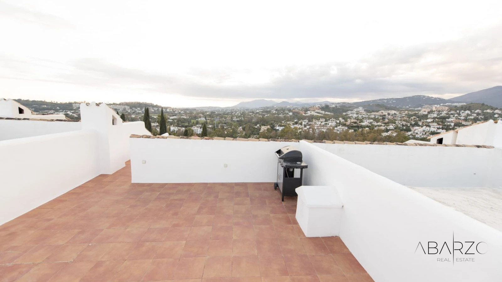 Elegant renovated townhouse in Aloha Marbella with rooftop solarium and terraces — interior, Nueva Andalucía, Marbella (35 of 49)