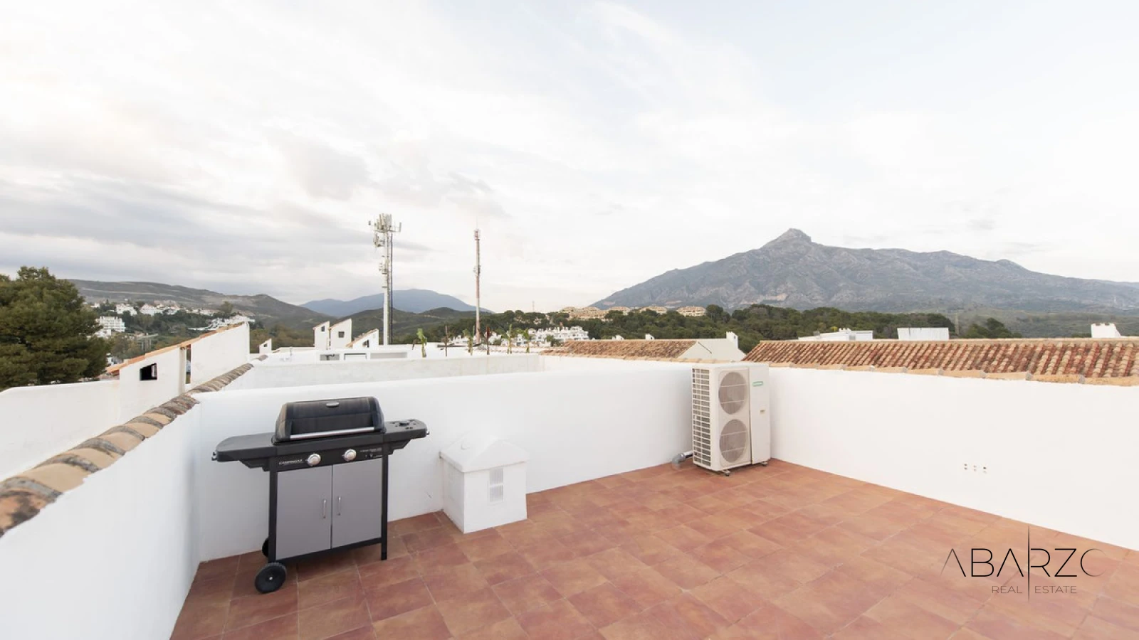Elegant renovated townhouse in Aloha Marbella with rooftop solarium and terraces — interior, Nueva Andalucía, Marbella (33 of 49)