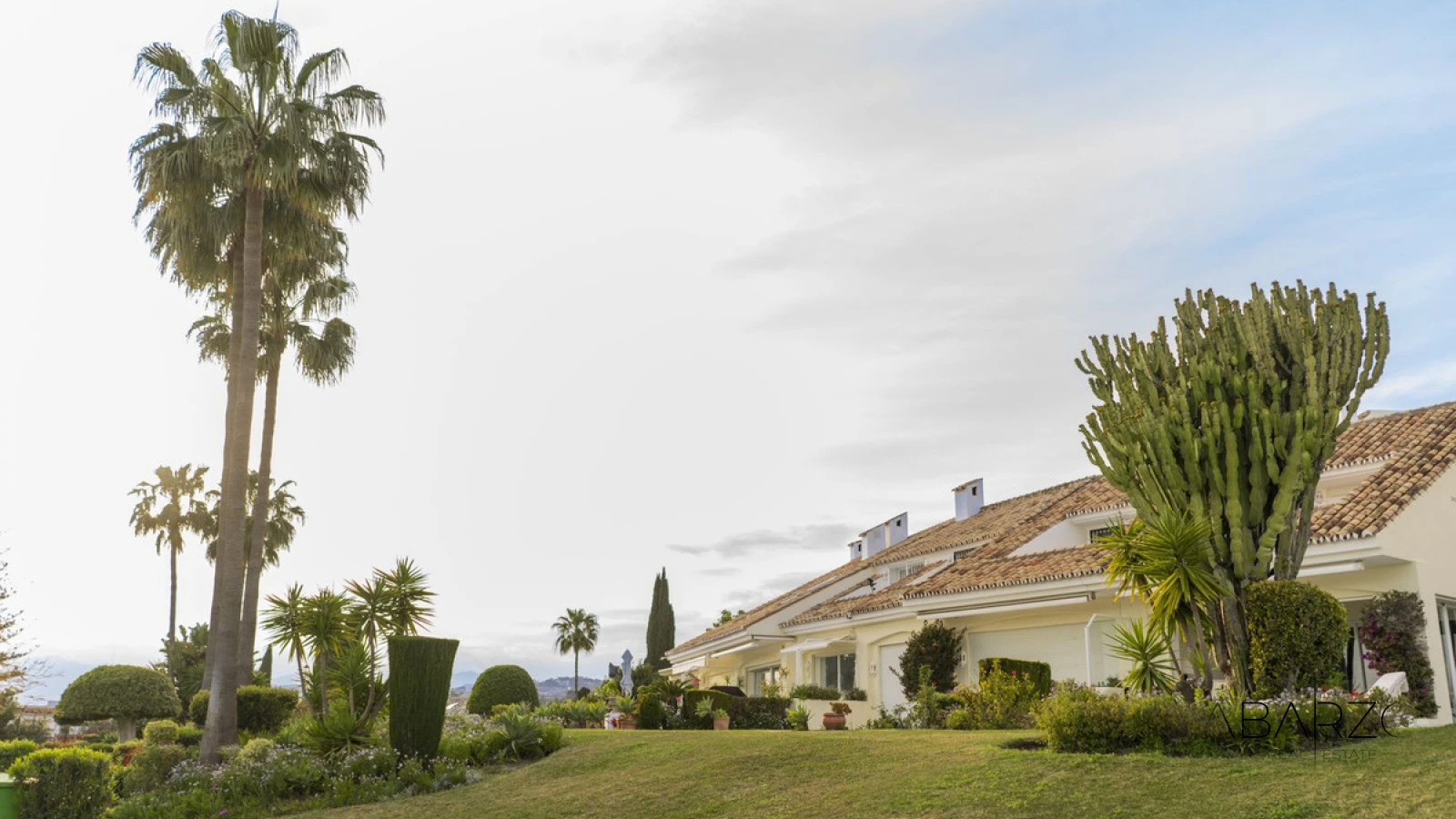 Elegant renovated townhouse in Aloha Marbella with rooftop solarium and terraces — interior, Nueva Andalucía, Marbella (42 of 49)