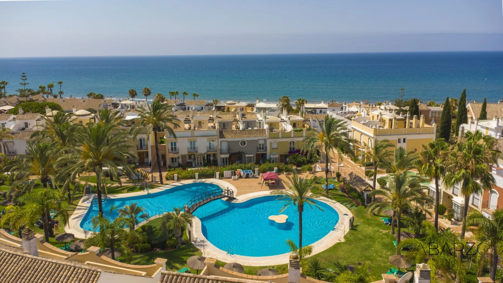 Casa Adosada Esquinera en Bahía de Marbella con Acceso a la Playa y Jardín Privado — luxury property for sale in Marbella East, Marbella