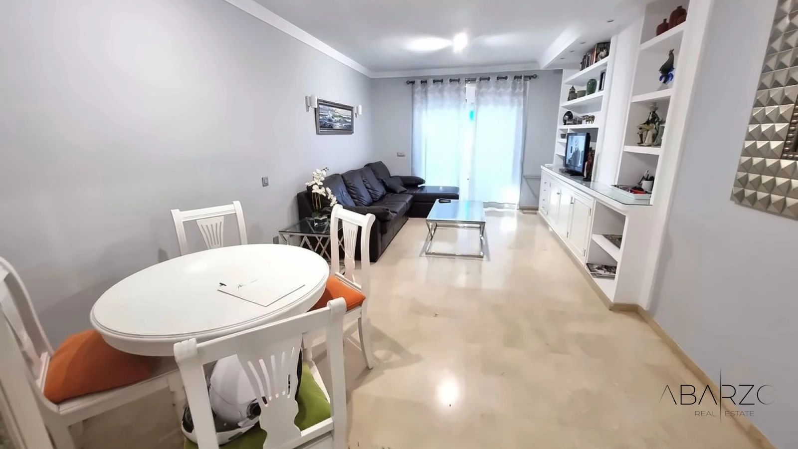 Magnificent 2-Bedroom Apartment in Puerto Banús, Marbella with Beach Access — interior, Puerto Banús, Marbella (3 of 17)