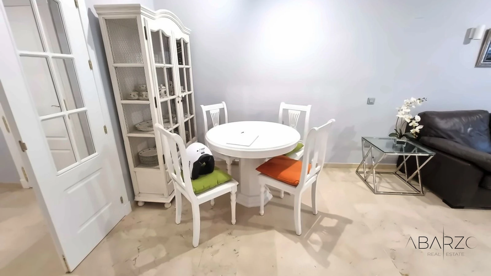 Magnificent 2-Bedroom Apartment in Puerto Banús, Marbella with Beach Access — interior, Puerto Banús, Marbella (4 of 17)