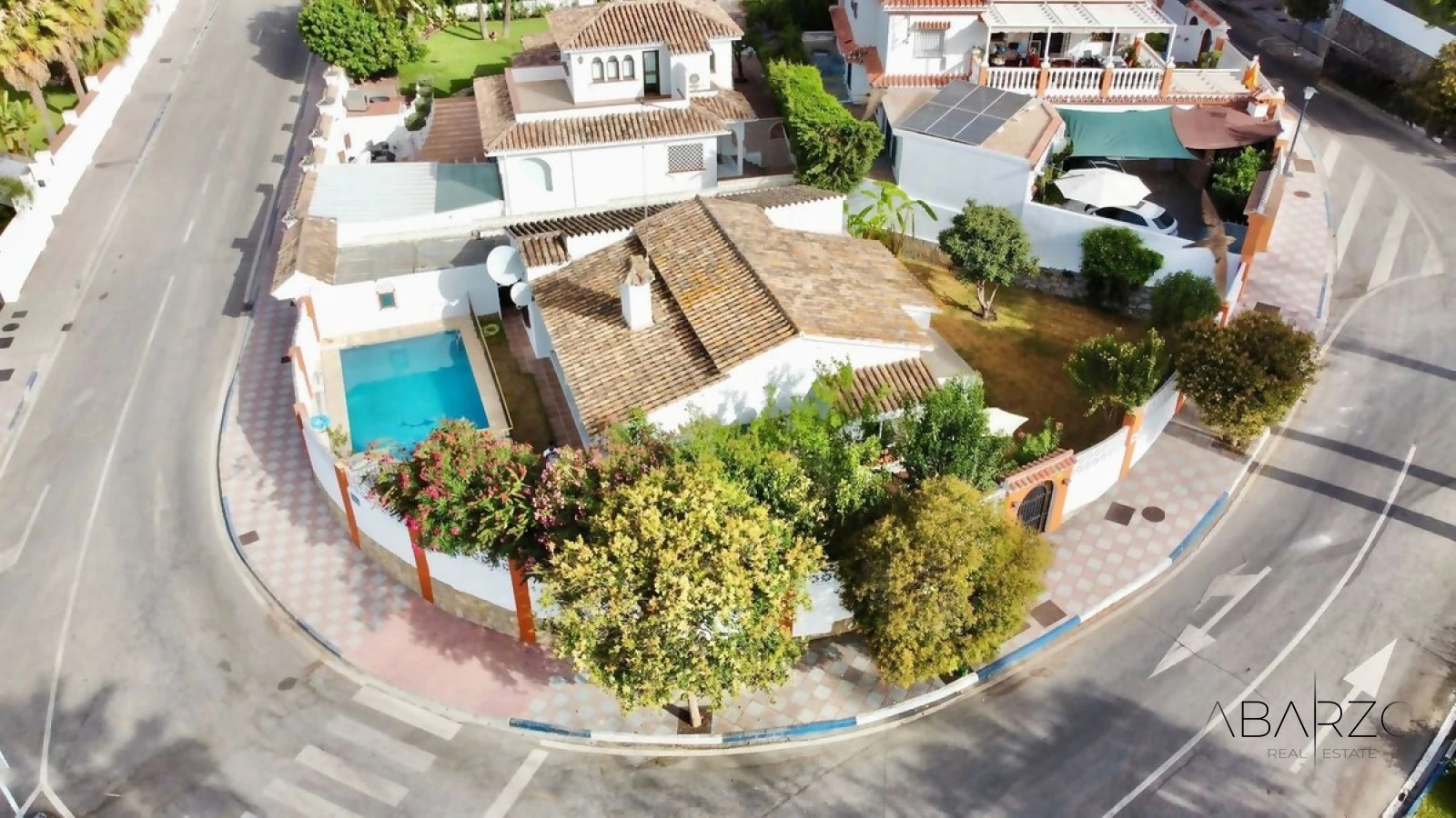 Exclusive Detached Villa in Nueva Andalucía, Marbella Golf Valley with Pool and Parking — interior, Nueva Andalucía, Marbella (19 of 19)