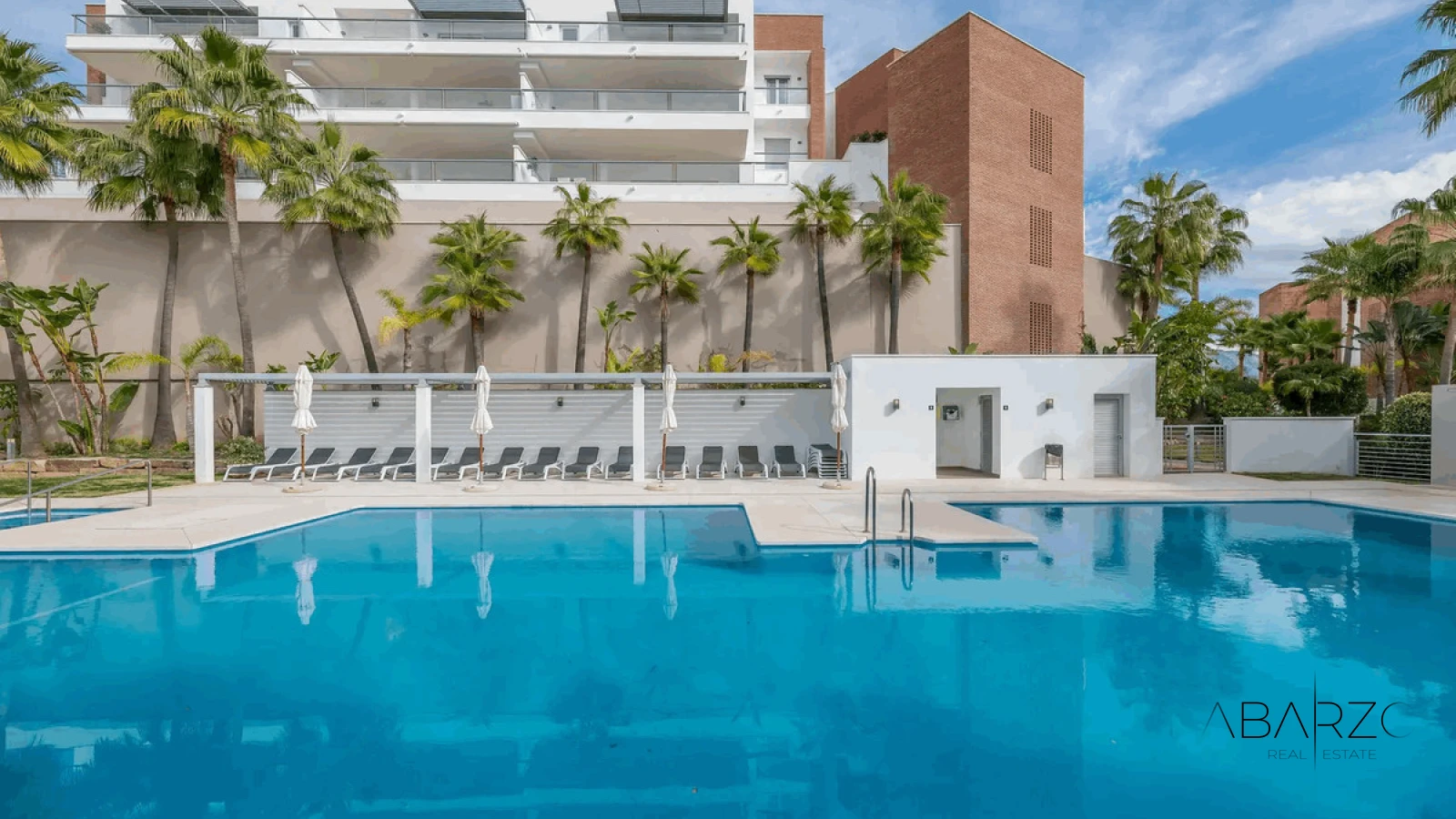 Modern luxury apartment in Avalon, Benahavís with mountain, golf, and sea views — luxury property for sale in Los Arqueros, Benahavís