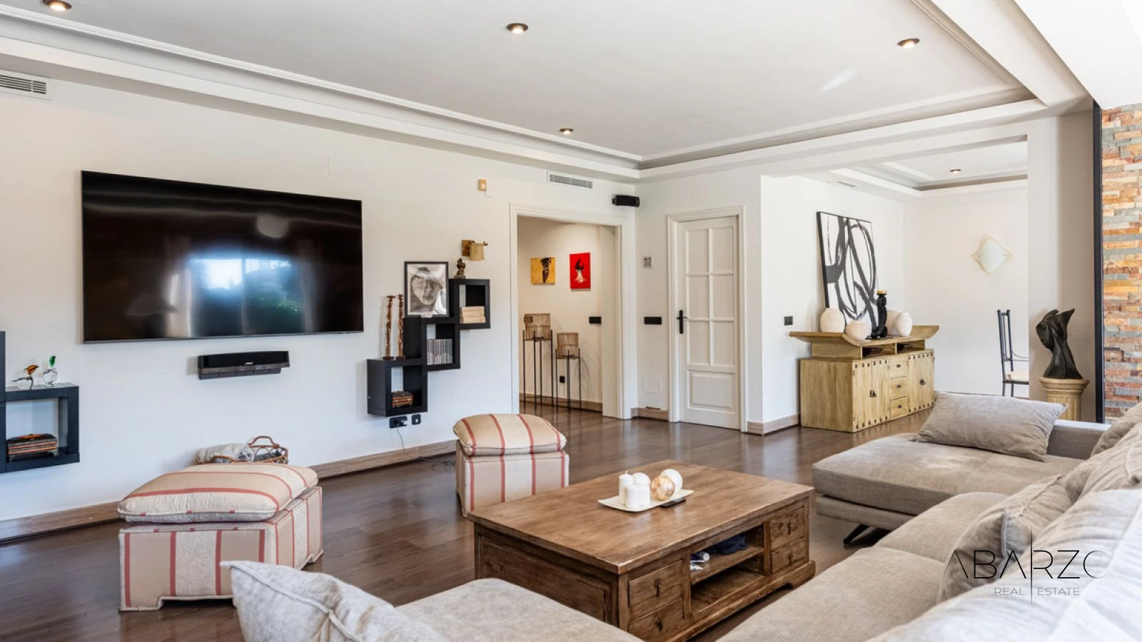 South-facing villa in La Carolina, Marbella with pool and BBQ area — interior, Golden Mile, Marbella (5 of 29)