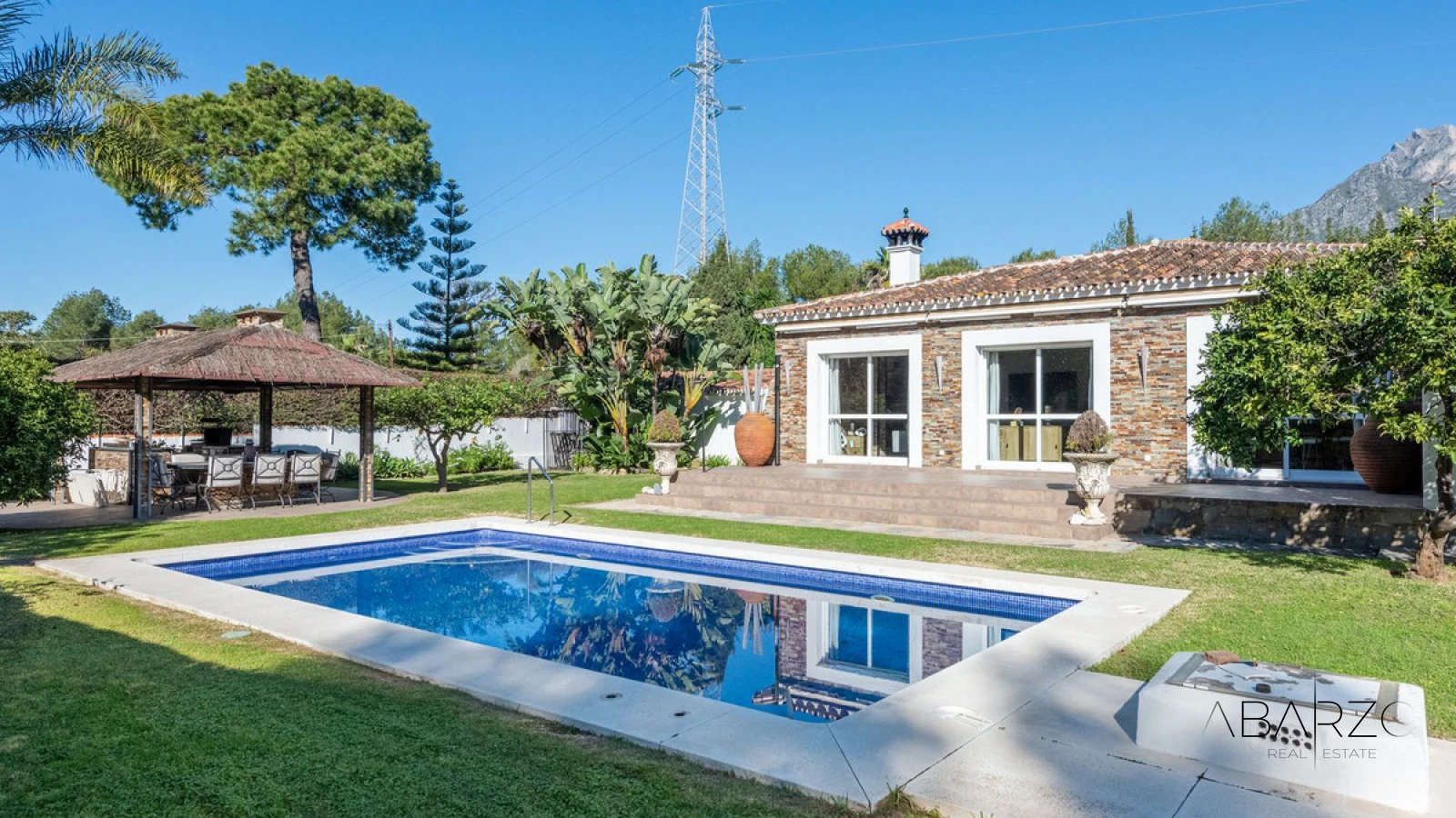 South-facing villa in La Carolina, Marbella with pool and BBQ area — interior, Golden Mile, Marbella (18 of 29)