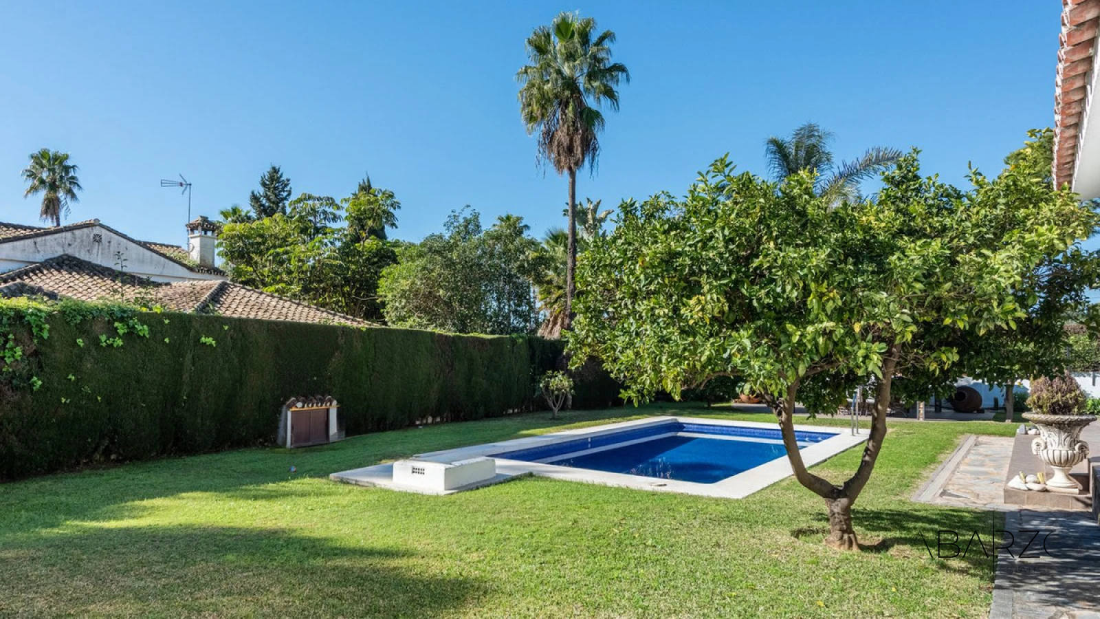 South-facing villa in La Carolina, Marbella with pool and BBQ area — interior, Golden Mile, Marbella (24 of 29)