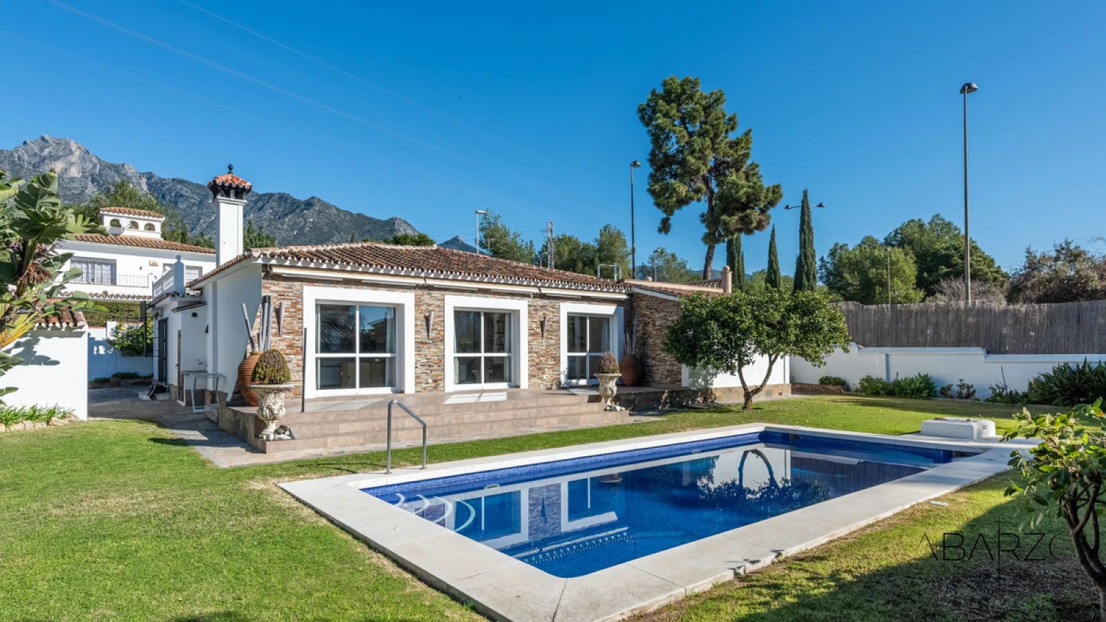 South-facing villa in La Carolina, Marbella with pool and BBQ area — interior, Golden Mile, Marbella (19 of 29)