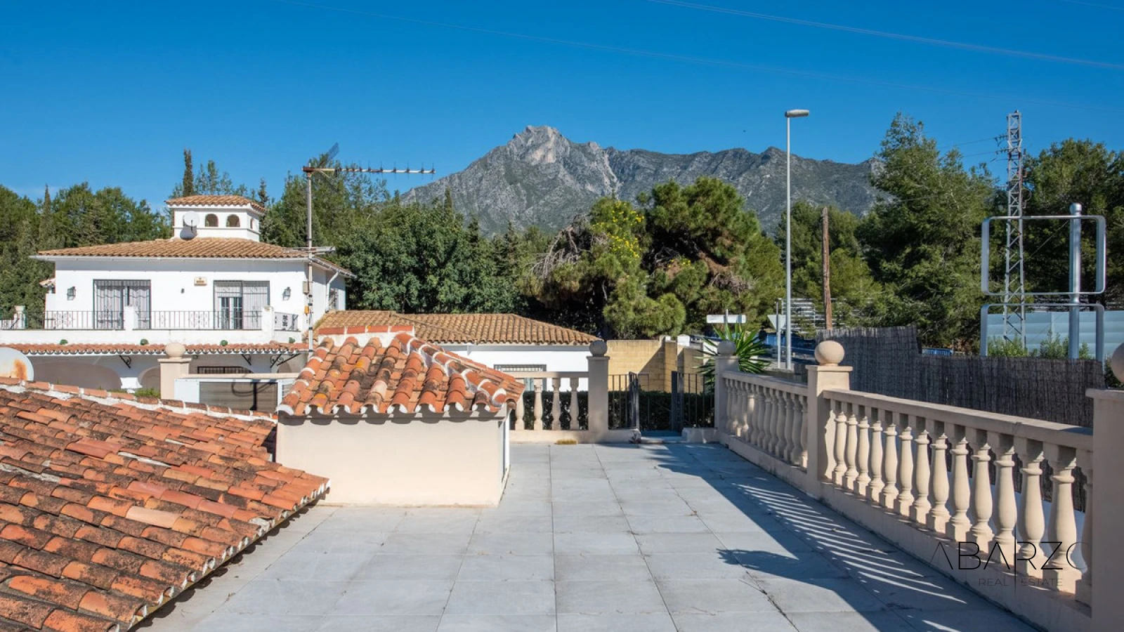 South-facing villa in La Carolina, Marbella with pool and BBQ area — interior, Golden Mile, Marbella (27 of 29)