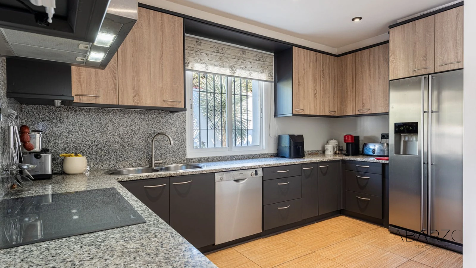 South-facing villa in La Carolina, Marbella with pool and BBQ area — interior, Golden Mile, Marbella (8 of 29)