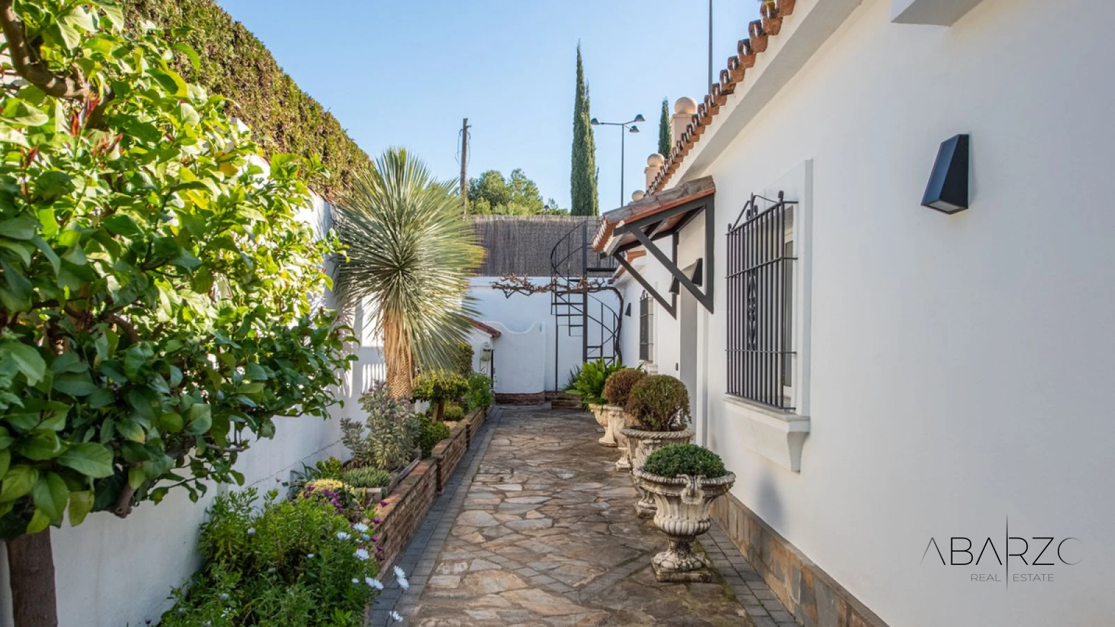 South-facing villa in La Carolina, Marbella with pool and BBQ area — interior, Golden Mile, Marbella (28 of 29)