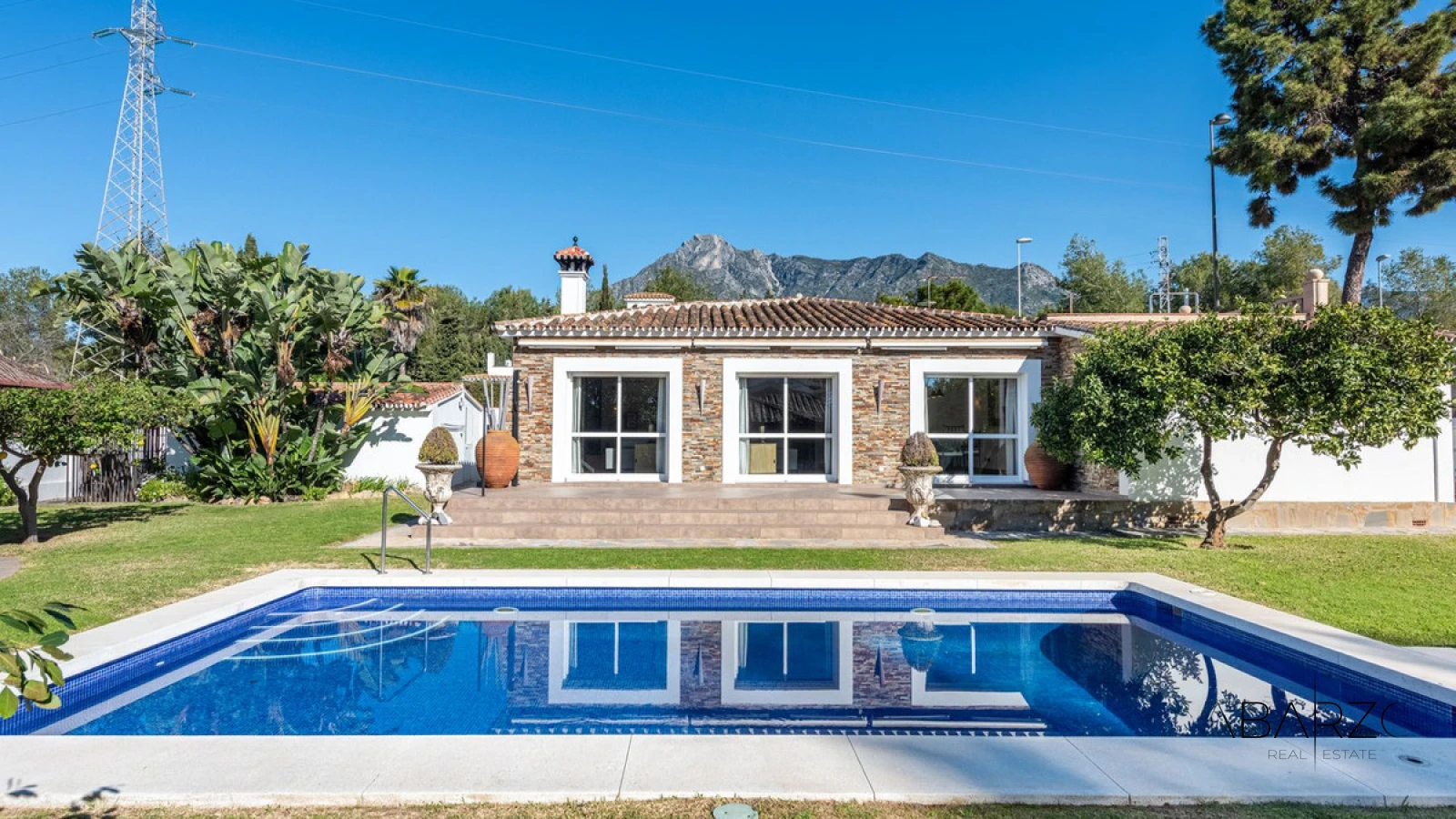 South-facing villa in La Carolina, Marbella with pool and BBQ area — luxury property for sale in Golden Mile, Marbella