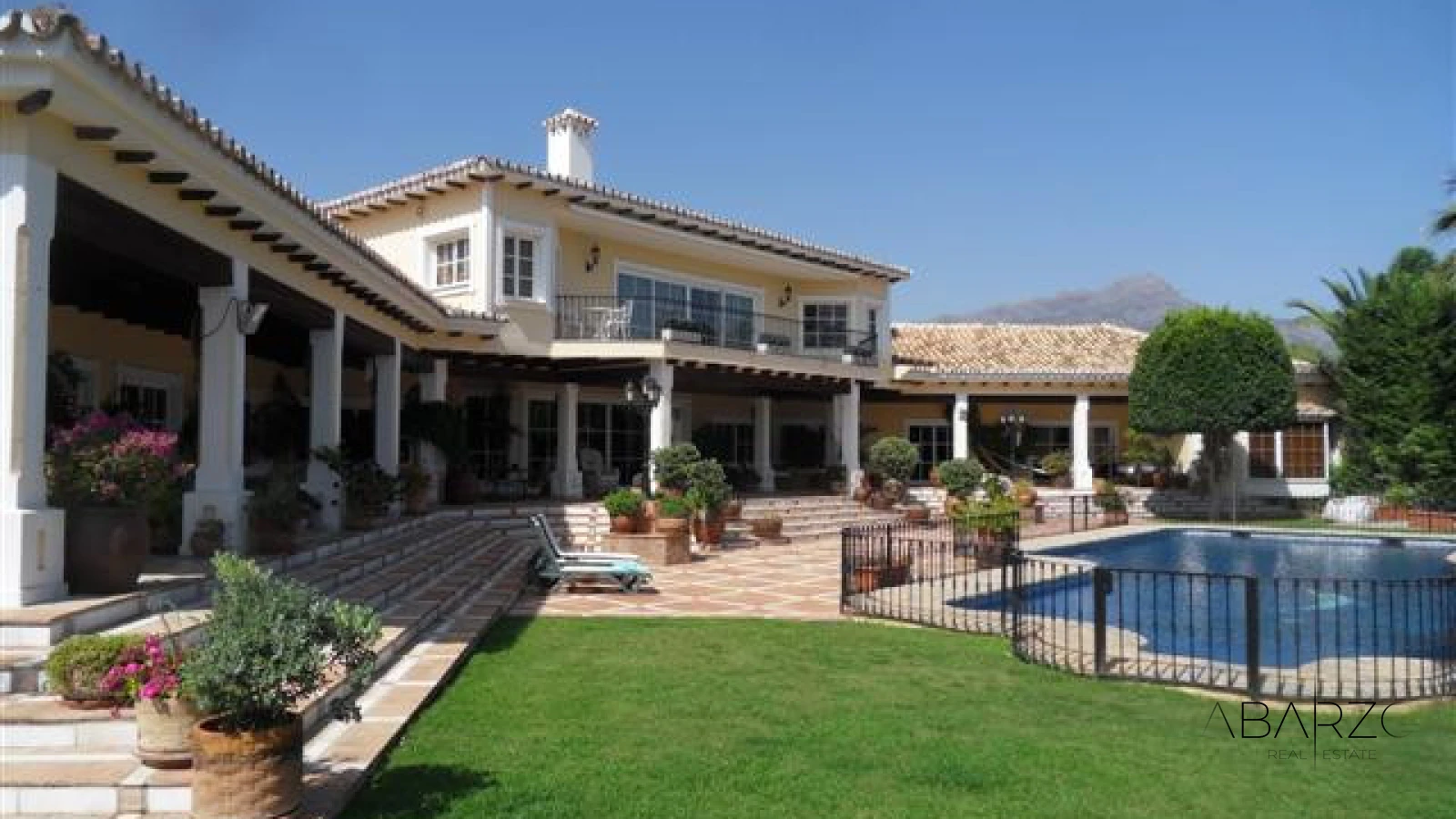 Luxury mansion in La Vega del Colorado near La Quinta Golf with pool and tennis court — luxury property for sale in La Quinta, Benahavís