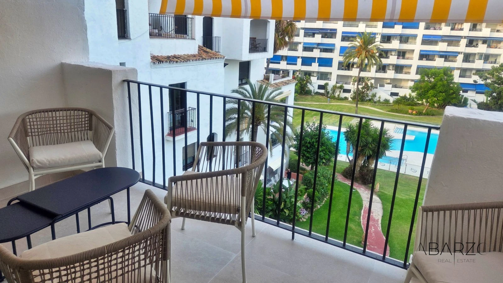 Отремонтированная трёхспальная квартира в Jardines del Puerto, Пуэрто Банус — luxury property for sale in Puerto Banús, Marbella
