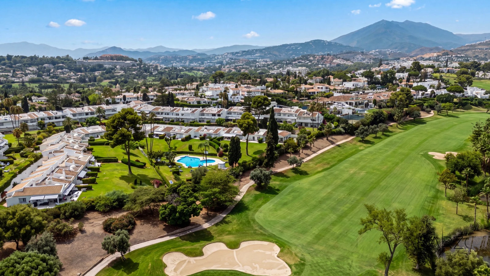 Penthouse duplex in Nueva Andalucia with golf views and rooftop solarium — interior, Nueva Andalucía, Marbella (37 of 38)