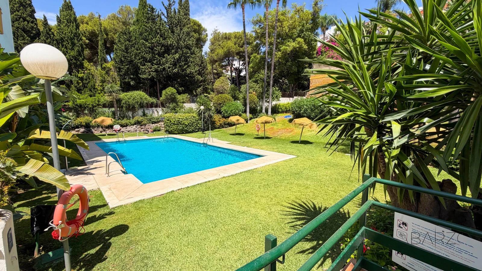 Magnificent apartment in Marbella, 5 minutes from the beach with pool and terrace — luxury property for sale in Marbella Centro, Marbella