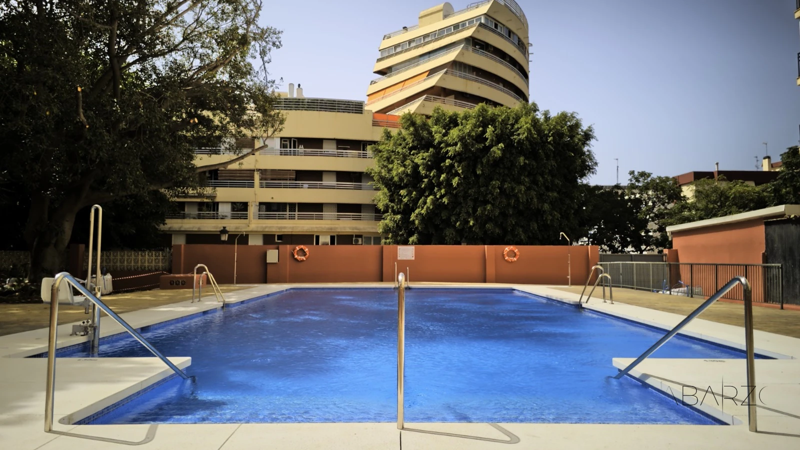 Beautiful renovated apartment in Marbella with garden and pool views — luxury property for sale in Marbella Centro, Marbella