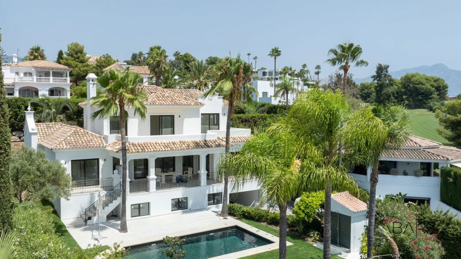 Villa de 6 dormitorios con terraza y garaje privado en ubicación privilegiada — luxury property for sale in New Golden Mile, Estepona