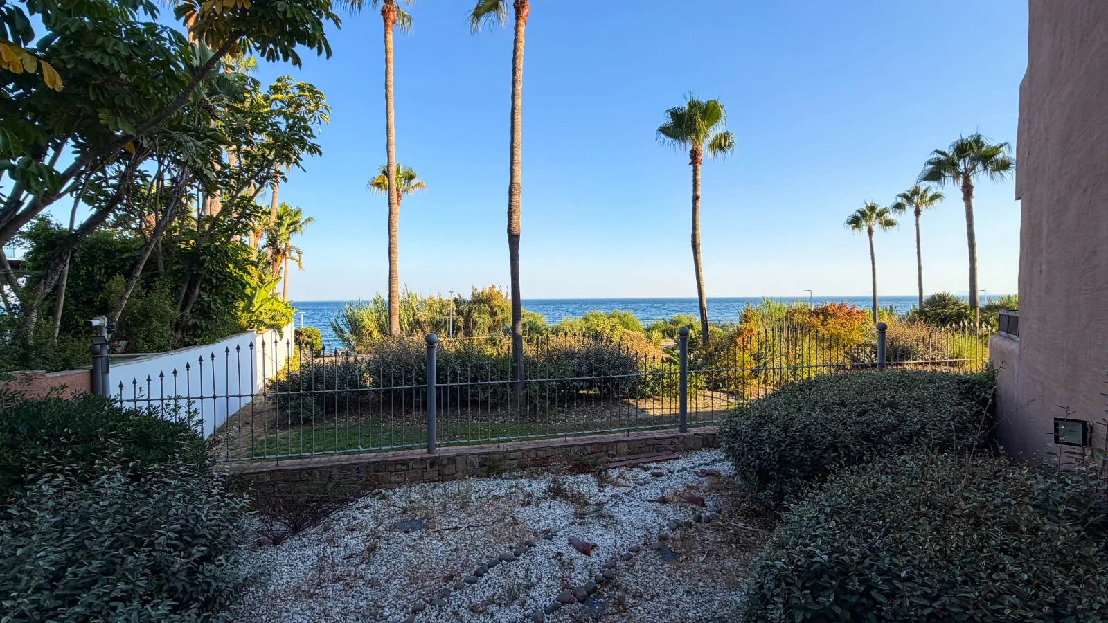 Magnificent beachfront apartment with panoramic sea views and private garden — interior, New Golden Mile, Estepona (51 of 59)