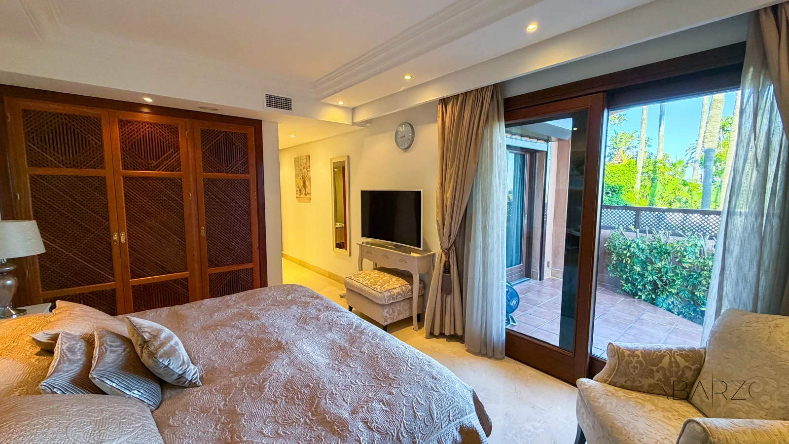 Magnificent beachfront apartment with panoramic sea views and private garden — interior, New Golden Mile, Estepona (15 of 59)