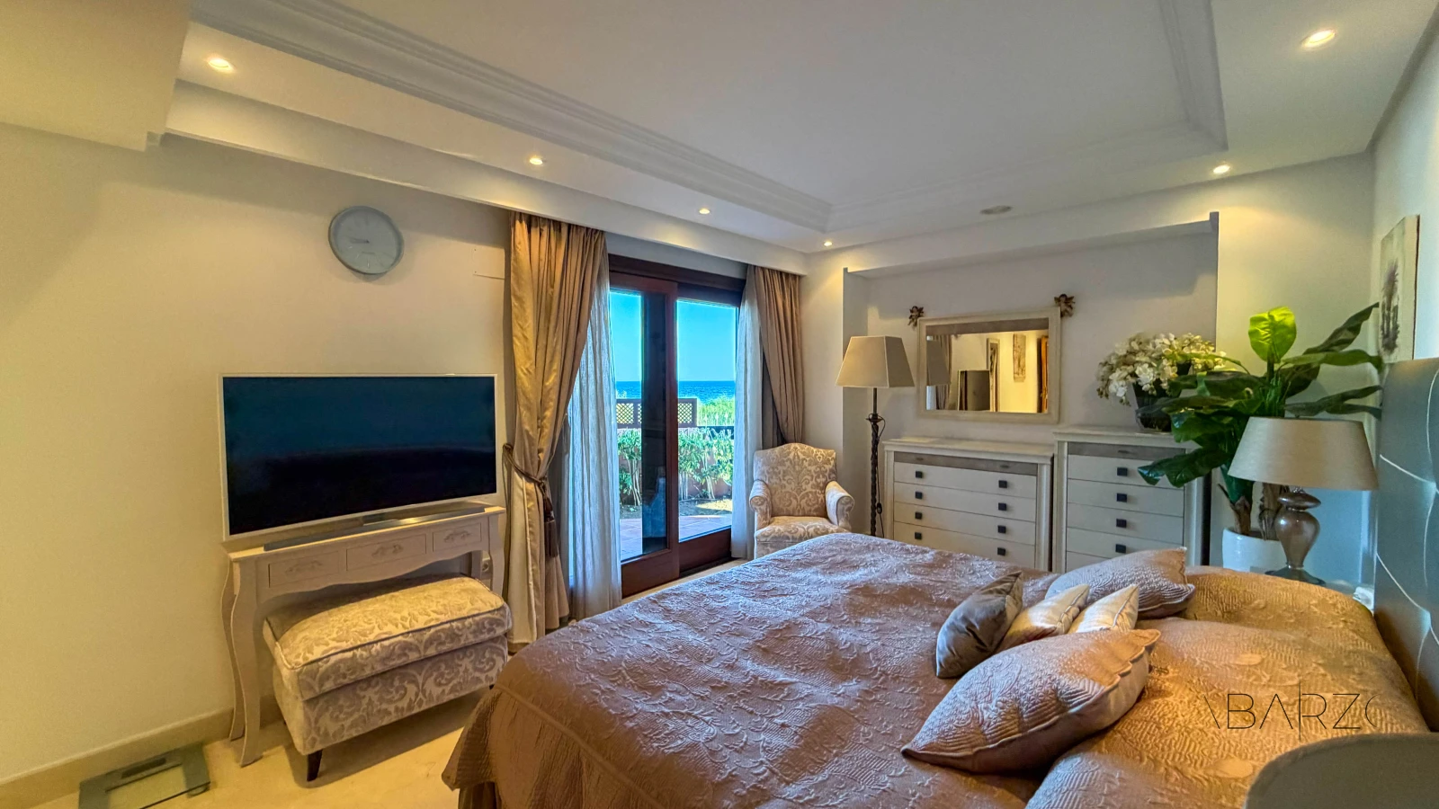Magnificent beachfront apartment with panoramic sea views and private garden — interior, New Golden Mile, Estepona (16 of 59)